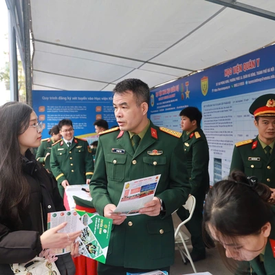 H&#7884;C VI&#7878;N H&#7852;U C&#7846;N THAM GIA NG&#192;Y H&#7896;I T&#431; V&#7844;N TUY&#7874;N SINH, H&#431;&#7898;NG NGHI&#7878;P N&#258;M 2025